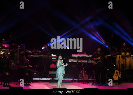 Agosto 17, 2019, Norfolk, Virginia, Stati Uniti d'America: Gladys Knight imperatrice di anima del brivido un sold out folla a Chrysler Hall il 17 agosto 2019 a Norfolk, Virginia. Un sette volte vincitore di Grammy, cantante, compositore, attrice, imprenditrice e autore di questa signora è una leggenda. ..Foto ..Â©Jeff Moore 2019 (credito Immagine: © Jeff Moore/ZUMA filo) Foto Stock