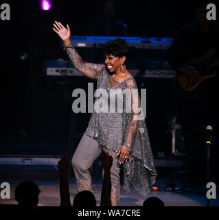 Agosto 17, 2019, Norfolk, Virginia, Stati Uniti d'America: Gladys Knight imperatrice di anima del brivido un sold out folla a Chrysler Hall il 17 agosto 2019 a Norfolk, Virginia. Un sette volte vincitore di Grammy, cantante, compositore, attrice, imprenditrice e autore di questa signora è una leggenda. ..Foto ..Â©Jeff Moore 2019 (credito Immagine: © Jeff Moore/ZUMA filo) Foto Stock