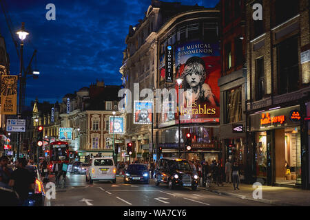 London, Regno Unito - Agosto, 2019. Shaftesbury Avenue, una delle strade principali nel West End di Londra, sede di numerosi teatri. Foto Stock