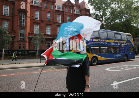 Manchester, Regno Unito. Il 18 agosto, 2019. Oltre mille persone hanno marciato e frequentando un rally per la democrazia in concomitanza con la commemorazione del massacro di Peterloo, quando il 16 agosto 1819 una folla di 60.000 camminato al punto di incontro nella Basilica di San Pietro in Campo quando le forze del governo in carica la folla, uccidendo 18 uomini, donne e bambini e ferendo centinaia. 200 anni più tardi e la città ricorda. Lavoro sospeso MP Chris Williamson è stato acclamato e applaudito come egli ha parlato al rally in piazza Albert, Manchester, Regno Unito. Credito: Barbara Cook/Alamy Live News Foto Stock