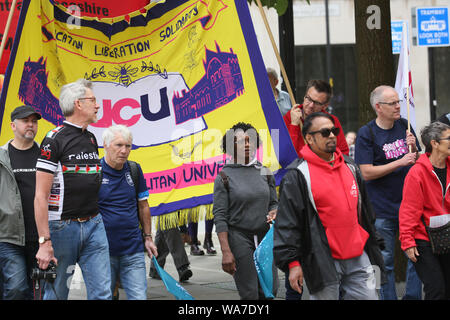 Manchester, Regno Unito. Il 18 agosto, 2019. Oltre mille persone hanno marciato e frequentando un rally per la democrazia in concomitanza con la commemorazione del massacro di Peterloo, quando il 16 agosto 1819 una folla di 60.000 camminato al punto di incontro nella Basilica di San Pietro in Campo quando le forze del governo in carica la folla, uccidendo 18 uomini, donne e bambini e ferendo centinaia. 200 anni più tardi e la città ricorda. Lavoro sospeso MP Chris Williamson è stato acclamato e applaudito come egli ha parlato al rally in piazza Albert, Manchester, Regno Unito. Credito: Barbara Cook/Alamy Live News Foto Stock