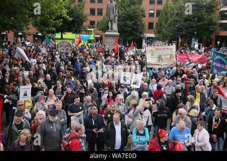 Manchester, Regno Unito. Il 18 agosto, 2019. Oltre mille persone hanno marciato e frequentando un rally per la democrazia in concomitanza con la commemorazione del massacro di Peterloo, quando il 16 agosto 1819 una folla di 60.000 camminato al punto di incontro nella Basilica di San Pietro in Campo quando le forze del governo in carica la folla, uccidendo 18 uomini, donne e bambini e ferendo centinaia. 200 anni più tardi e la città ricorda. Lavoro sospeso MP Chris Williamson è stato acclamato e applaudito come egli ha parlato al rally in piazza Albert, Manchester, Regno Unito. Credito: Barbara Cook/Alamy Live News Foto Stock