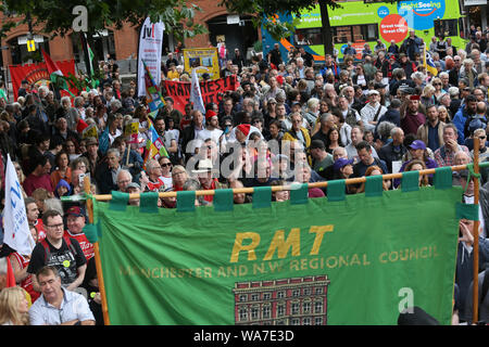 Manchester, Regno Unito. Il 18 agosto, 2019. Oltre mille persone hanno marciato e frequentando un rally per la democrazia in concomitanza con la commemorazione del massacro di Peterloo, quando il 16 agosto 1819 una folla di 60.000 camminato al punto di incontro nella Basilica di San Pietro in Campo quando le forze del governo in carica la folla, uccidendo 18 uomini, donne e bambini e ferendo centinaia. 200 anni più tardi e la città ricorda. Lavoro sospeso MP Chris Williamson è stato acclamato e applaudito come egli ha parlato al rally in piazza Albert, Manchester, Regno Unito. Credito: Barbara Cook/Alamy Live News Foto Stock