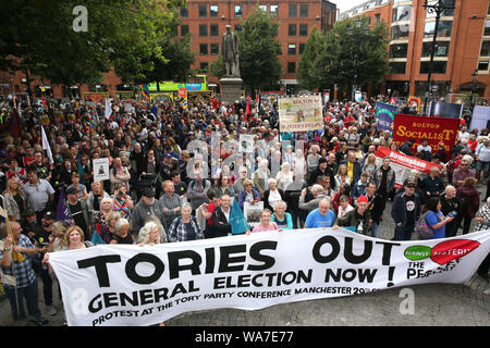 Manchester, Regno Unito. Il 18 agosto, 2019. Oltre mille persone hanno marciato e frequentando un rally per la democrazia in concomitanza con la commemorazione del massacro di Peterloo, quando il 16 agosto 1819 una folla di 60.000 camminato al punto di incontro nella Basilica di San Pietro in Campo quando le forze del governo in carica la folla, uccidendo 18 uomini, donne e bambini e ferendo centinaia. 200 anni più tardi e la città ricorda. Lavoro sospeso MP Chris Williamson è stato acclamato e applaudito come egli ha parlato al rally in piazza Albert, Manchester, Regno Unito. Credito: Barbara Cook/Alamy Live News Foto Stock