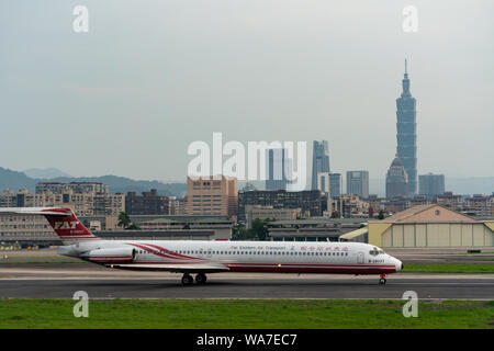 TAIPEI, Taiwan - 18 Maggio 2019: Far Eastern Trasporti Aerei (FAT) McDonnell Douglas MD-82 tassare al Taipei Aeroporto Songshan di Taipei, Taiwan. Foto Stock