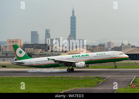 TAIPEI, Taiwan - 18 Maggio 2019: EVA Air Airbus A321-200 sbarco al Taipei Aeroporto Songshan di Taipei, Taiwan. Foto Stock