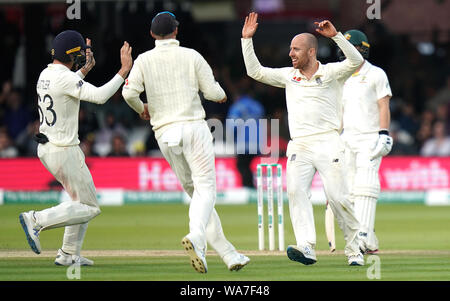 L'Inghilterra del martinetto Leach (destra) celebra il paletto dell'Australia Matteo Wade durante il giorno cinque delle ceneri Test match al Signore, Londra. Foto Stock