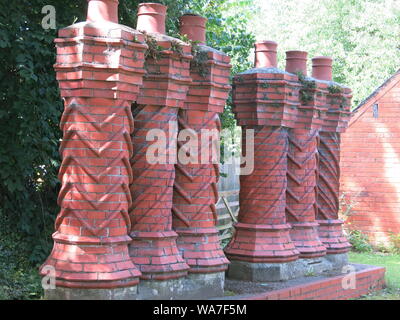 Questa fila di sei ritorti ornati " Zucchero Orzo' camini con loro e a spirale chevron patterns sono stati originariamente in un cottage di Cardiff nel 1890s. Foto Stock