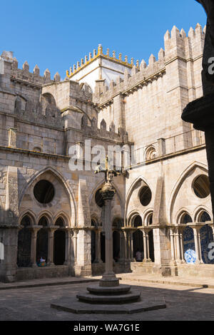 Portogallo Porto Porto Sé do Porto Cattedrale Sé chiostro turisti croce di pietra statua archi azulejo blu e bianco pannello di piastrelle merlature parapetto balcone Foto Stock