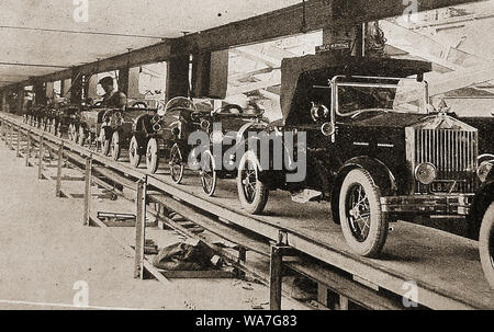 Linee Brothers Ltd, produttore di giocattoli (UK) . Presso il loro picco nel 1947, la società ha sostenuto di essere i più grandi produttori di giocattoli nel mondo. In seguito hanno utilizzato il nome del marchio TRIANG o TRI-ANG, giocattoli e prodotti di marchi come Hornby, Meccano e poco invitante. Questa immagine mostra una vista della Londra di fabbrica la linea di produzione nel dipartimento modello di veicoli a motore. Durante gli anni di guerra hanno fabbricato armi tra cui Sten dei mitra. Foto Stock