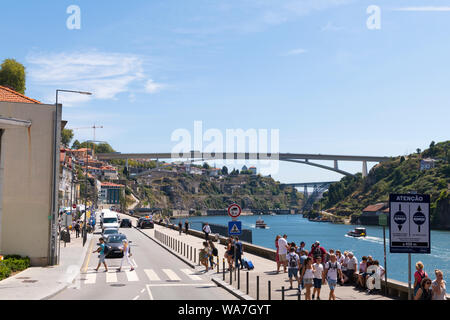 Il Portogallo panorama paesaggio cittadino di Oporto Porto Vila Nova de Gaia su Rio Douro Imbarcazioni da fiume embankment Ponte da Arrábida e Ponte de D Luis Ho Foto Stock