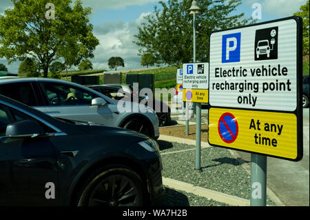 Tesla veicolo elettrico punti di ricarica. Freccette Farm, Topsham Devon UK Foto Stock