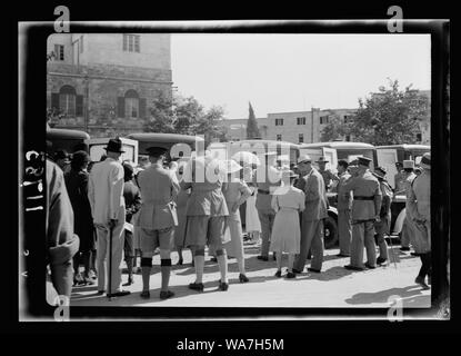 Australian dono alla Croce Rossa britannica di 9 la Croce Rossa ambulanze. Le ambulanze che viene ispezionata dopo la presentazione Foto Stock