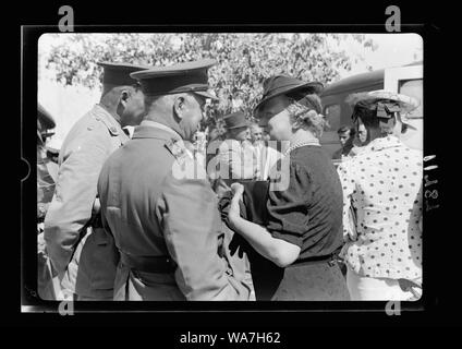 Australian dono alla Croce Rossa britannica di 9 la Croce Rossa ambulanze. Lt. Gen. Sir Th. Blamey parlando di ... Foto Stock