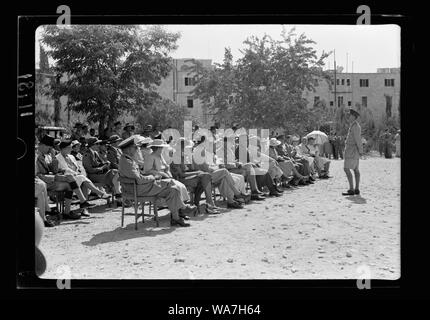 Australian dono alla Croce Rossa britannica di 9 la Croce Rossa ambulanze. Signore Somers rivolgendosi alla folla Foto Stock