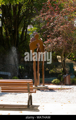 Il Portogallo Vila Nova de Gaia Quinta da Boeira fondata 1850 hotel restaurant gardens park contemporanea moderna statua di metallo scultura alberi panca in legno Foto Stock