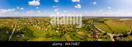 Paesaggio panoramico della campagna. Vista aerea del villaggio tradizionale, Ucraina. Foto Stock