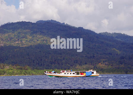 La piccola isola di Bunaken in Nord Sulawesi, Indonesia Foto Stock