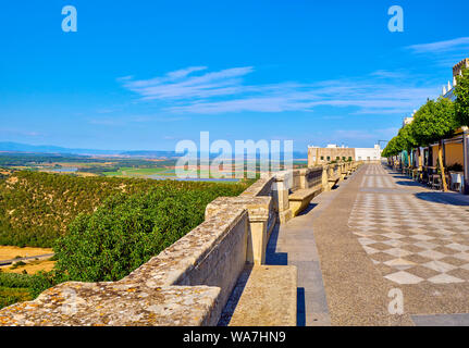 Una vista della regione di La Janda con le paludi di Barbate fiume. Vista da La Corredera passerella viewpoint. Vejer de la Frontera downtown. Spagna. Foto Stock