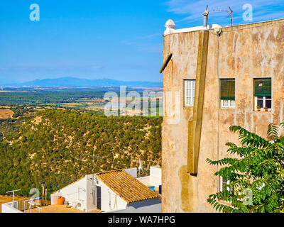 Una vista della regione di La Janda con le paludi di Barbate fiume. Vista da La Corredera passerella viewpoint. Vejer de la Frontera. Spagna Foto Stock