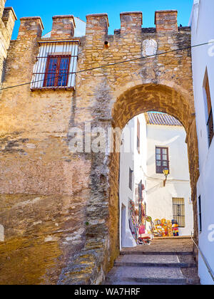 Arco di Sancho IV, Puerta de Sancho IV, in Marques de Tamaron street. Vejer de la Frontera downtown. La provincia di Cadiz Cadice, Andalusia, Spagna. Foto Stock