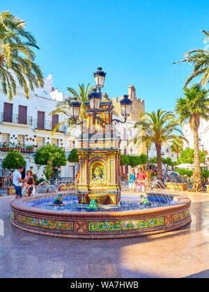 Piastrellate fontana di Plaza de Espana sa anche come Plaza de los Pescaitos. La provincia di Cadiz Cadice, Andalusia, Spagna. Foto Stock