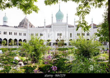 Tivoli Gardens Copenhagen DANIMARCA - moschea esotici come edificio che ospita bar e caffè nel parco dei divertimenti di Tivoli, Copenhagen DANIMARCA Europa Foto Stock