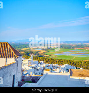 Una vista del La Janda county con le paludi di Barbate fiume. Vejer de la Frontera downtown. La provincia di Cadiz Cadice, Andalusia, Spagna. Foto Stock