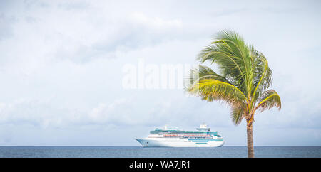 NASSAU, BAHAMAS - SETTEMBRE, 06, 2014: Royal Caribbean la nave, , vele nel porto di Bahamas su Settembre 06, 2014 Foto Stock