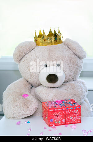 Un soffice, ripiene, royal bear ammira i suoi gioielli reali in questa divertente foto Foto Stock