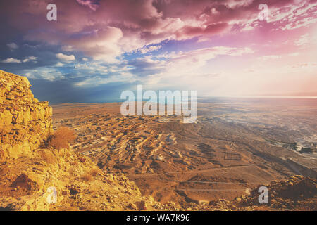 Natura della montagna paesaggio. Vista della valle e il Mar Morto dal Masada. Il Deserto Judaean nelle prime ore del mattino. Bellissima alba oltre a Masada Foto Stock