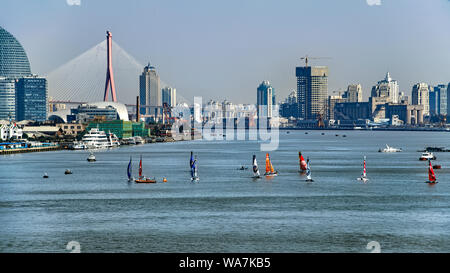 Barche a vela pronti per una regata sul Fiume Huangpu. Shanghai, Cina. Il fiume è stato chiuso a tutto il traffico commerciale per l'evento speciale. Foto Stock