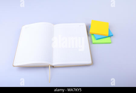 Aprire il blocco note di bianco con colorati sticky note di promemoria Foto Stock