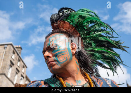 Edimburgo, Scozia, Regno Unito. Il 18 agosto, 2019. Un artista messicano di nome Julio dal rito Maya eseguendo sulla Royal Mile durante la Edinburgh Fringe Festival. Credito: Berretto Alamy/Live News Foto Stock