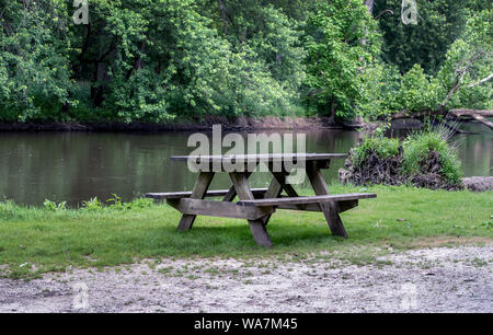 Un tavolo da picnic siede pronto per camper lungo il fiume Tippecanoe in un parco statale in Indiana USA Foto Stock
