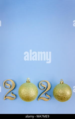 Nuovo anno 2020. Numeri golden su uno sfondo blu. Spazio di copia Foto Stock