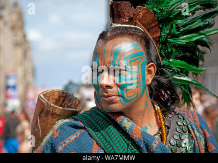 Edinburgh Fringe, Royal Mile, Scotland, Regno Unito. 18 agosto 2019 Julio dal Messico promuove il suo carattere nel rituale Maya prima che le prestazioni su strada alta fase. Foto Stock
