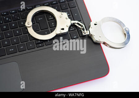 Cyber Crime concetto. In manette su computer portatile Foto Stock