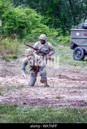 22 Giugno 2018 San Giuseppe mi USA ; i soldati in uniformi vintage dal coreano e la guerra del Vietnam, agiscono in una simulazione di battaglia durante questa rievocazione storica in Michigan Foto Stock