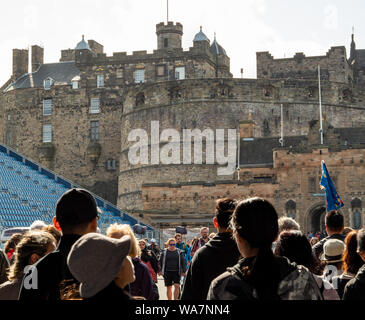 La folla di turisti e visitatori sulla spianata di fronte al Castello di Edimburgo, Scozia, Regno Unito. Foto Stock