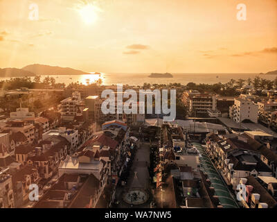 Vista aerea della spiaggia di Patong, Phuket Isola e del mare, città urbana con il cielo al tramonto. Mare delle Andamane, Thailandia. Foto Stock