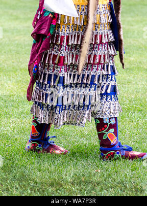 Settembre 3 2017 , Kee-Boon-Mein-Kaa Pow Wow in Dowagiac Michigan STATI UNITI D'AMERICA; una giovane donna danze durante un Pow Wow nella sua bella regalia dress chiamato un Jingle Foto Stock