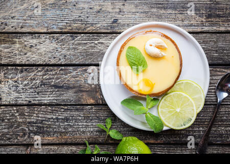 Key Lime crostate con fresco di lime e foglie di menta, vista dall'alto Foto Stock