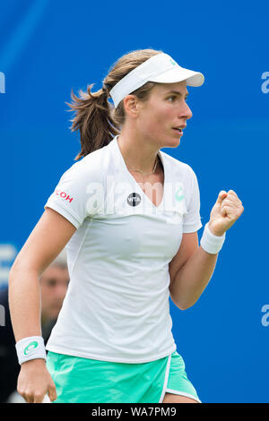 Johanna Konta - Aegon International 2015, Eastbourne, Inghilterra, Johanna Konta di Gran Bretagna celebrano punto contro Ekaterina Makarova della Russia. Foto Stock