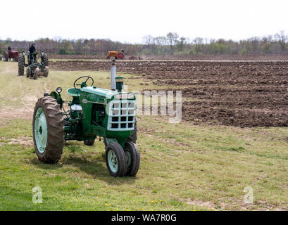 Aprile 28 2018 Buchanan MI USA; trattori arare un campo durante l'aratro giorni di eventi nel Michigan Foto Stock