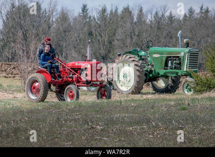 Aprile 28 2018 Buchanan MI USA; trattori antichi sono sul display all aratro giorni, nel caso in cui gli agricoltori locali in vetrina i loro trattori e mantenere la dimostrazione Foto Stock