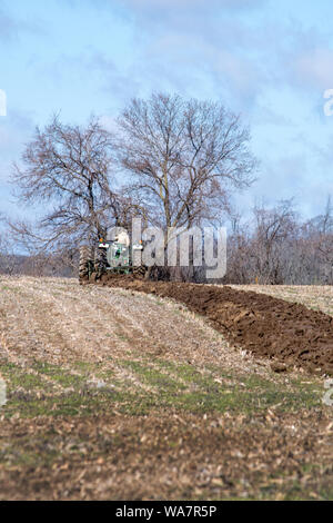 Aprile 28 2018 Buchanan MI USA, aratro giorni showase i vecchi trattori e i loro proprietari che lavorano nel campo Foto Stock