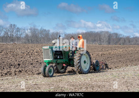 Aprile 28 2018 Buchanan MI USA; l'aratura di un campo Foto Stock