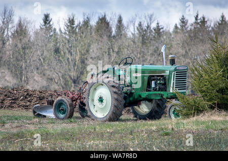 Aprile 28 2018 Buchanan MI USA; il trattore sul display Foto Stock