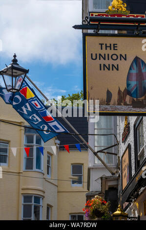 L'insegna Union Inn, un pub Fullers, nel centro di Cowes durante la settimana di Cowes, Isola di Wight, Inghilterra, Regno Unito Foto Stock